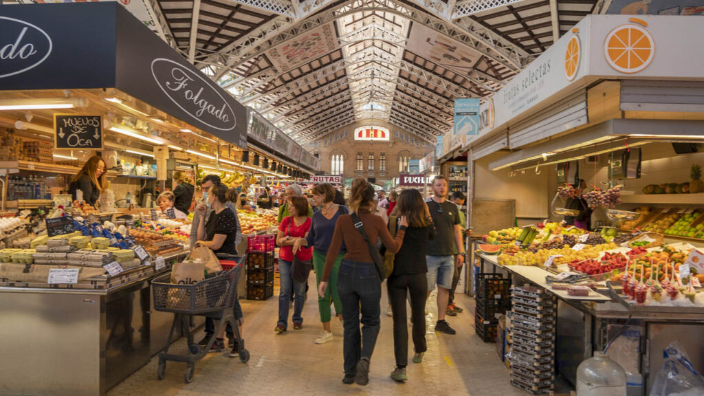 Interior del mercado central de Valencia con puestos de fruta y verduras