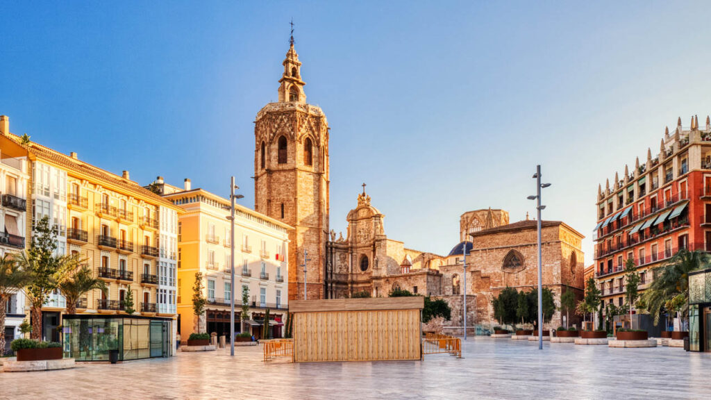 Vista de la Plaza de la Reina en Valencia con el Micaret de fondo