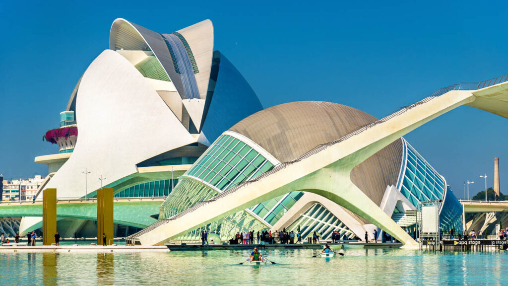 Vista del Hemisferic en la ciudad de las ciencias y las Artes con el pequeño lago artificial con barcazas navegando por el mismo